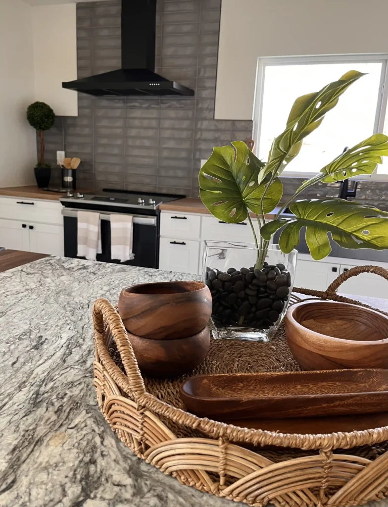 Cocina renovada con encimera de granito, elementos decorativos naturales y diseño moderno por BMI Design & Decor en Texas.