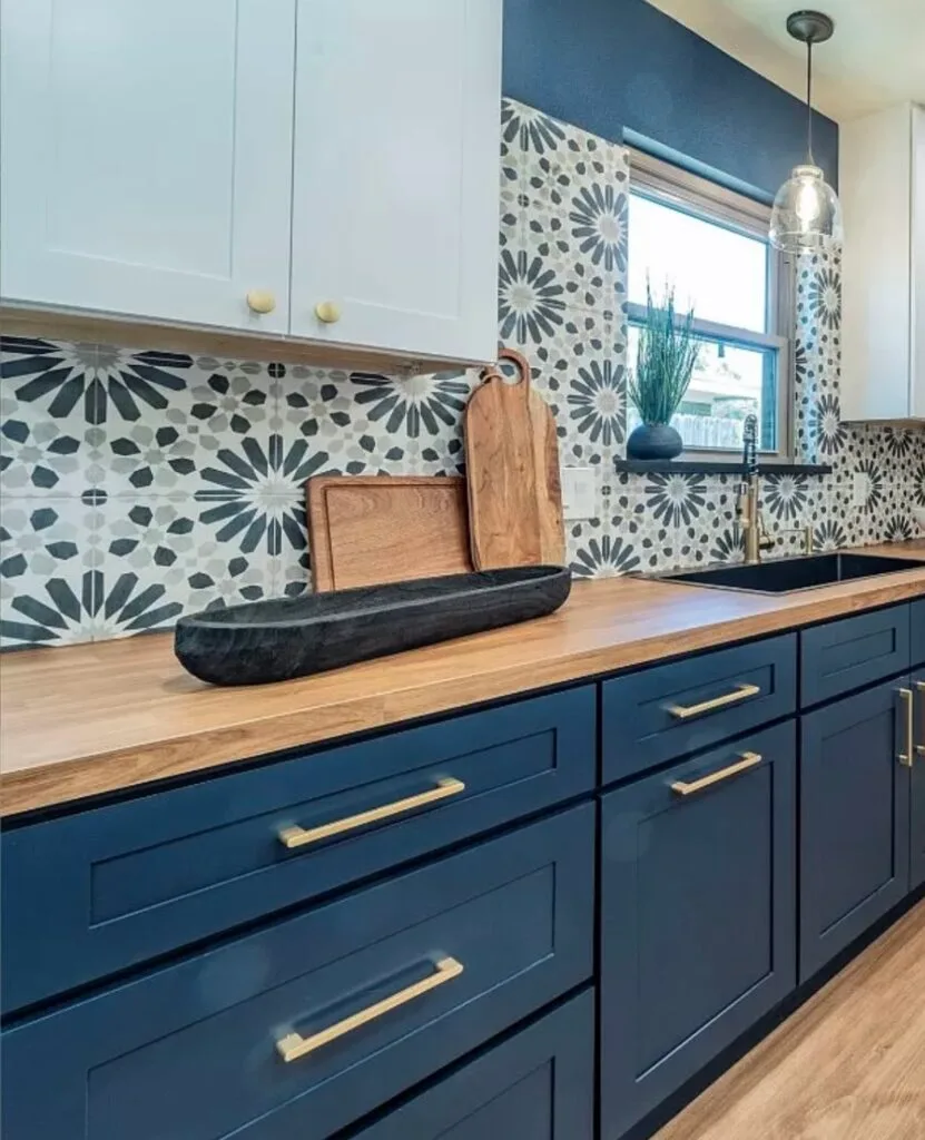 Cocina renovada por BMI Design & Decor con gabinetes azul oscuro, encimeras de madera en Texas.