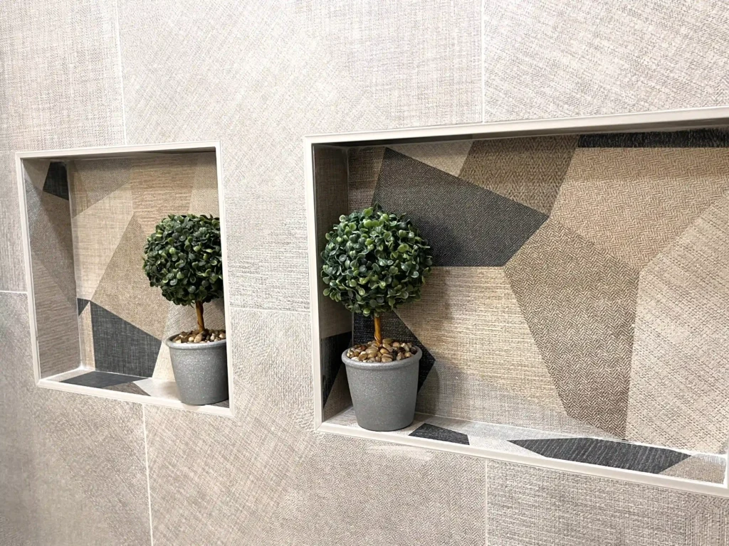 Decorativos con plantas en macetas y diseño geométrico de pared, por BMI Design & Decor en Texas.